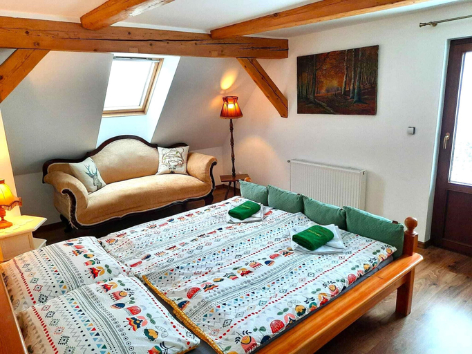 Room 4, Spacious Holiday Home in Piechowice With Garden, Jelenia Góra
