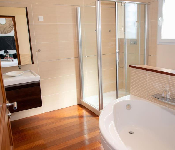 Bathroom 4, La Tour Belize du Chateau Saint-Laurent, Gironde
