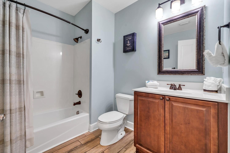 Bathroom 4, Reflections 402, Bay
