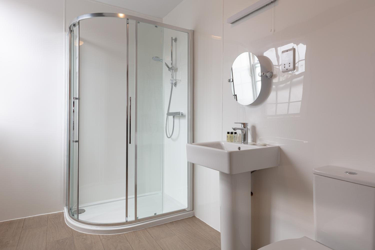Bathroom 3, New Inn Hotel, Gloucestershire