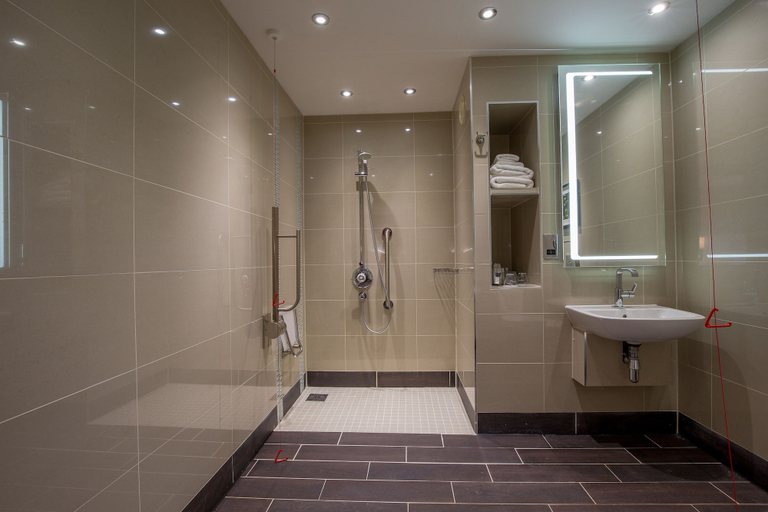 Bathroom 2, Doubletree By Hilton Hotel Nottingham Gateway, Nottingham