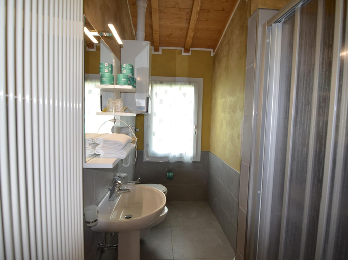Bathroom 4, Characteristic Apartment in Codigoro With Pool, Ferrara