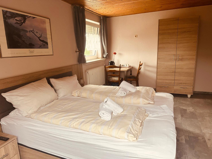 Bedroom 5, Hotel-Restaurant Olympia, Unna