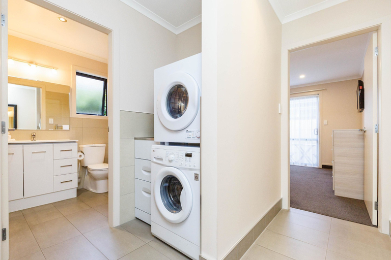 Bathroom 4, Kauri Court Motel and Apartments, Palmerston North