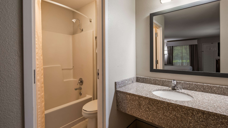 Bathroom 5, Best Western Shenandoah Inn, Coweta