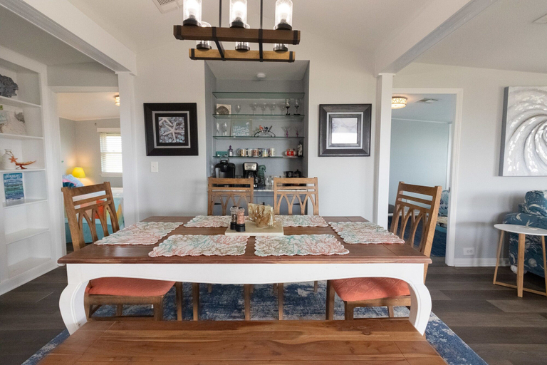 Room 2, Walk to the Beach Ocean Views Yard Game Room, Galveston