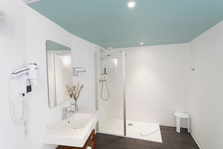 Bathroom 4, Grand Hotel Niort Centre, Deux-Sèvres