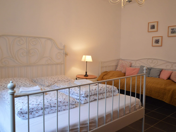 Room 2, A Modern Holiday Home by the River Mosel, Cochem-Zell