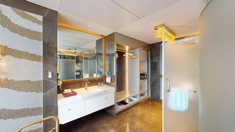 Bathroom 16