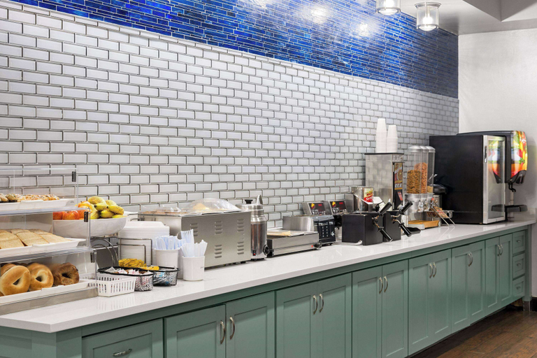 Food & Drinks 5, La Quinta Inn & Suites by Wyndham Denton - University Drive, Denton