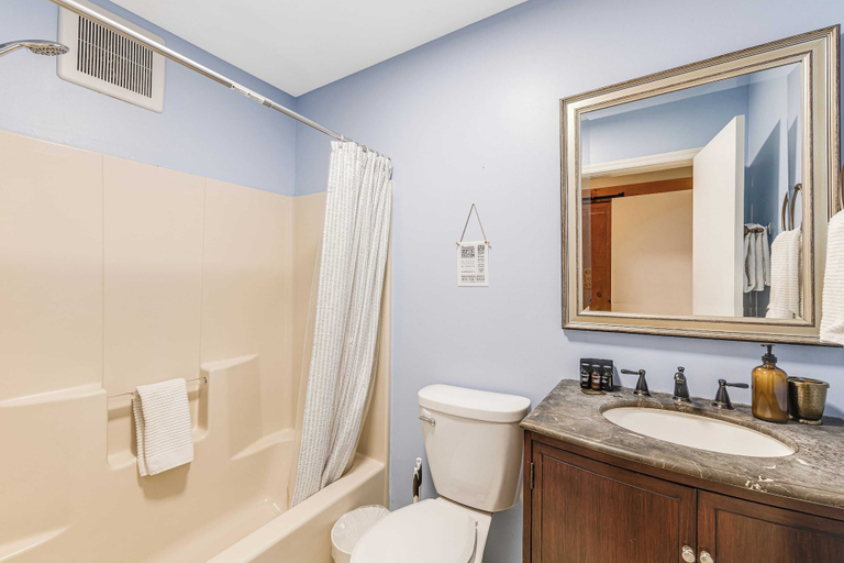 Bathroom 4, Red Cedar by Avantstay Cabin w/ Hot Tub + Views!, Buncombe
