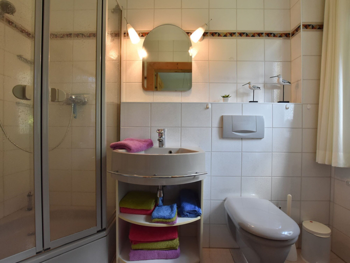 Bathroom 4, Landhauswohnung in Kroepelin mit Grossem Garten, Rostock