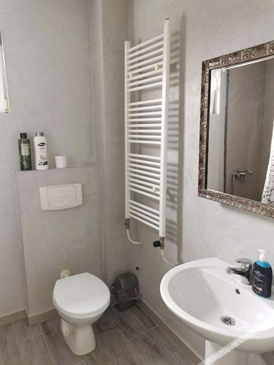 Bathroom 2, Airport Apartments, Belgrade
