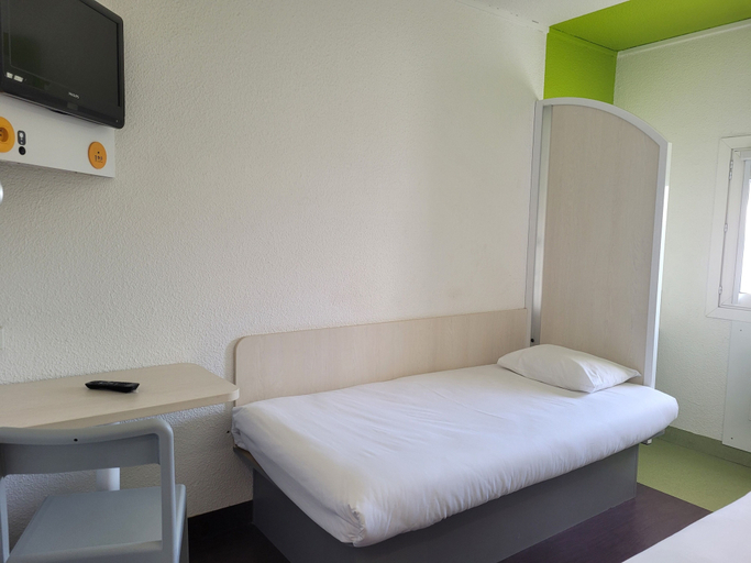 Bedroom 3, Tip Hotel Cambrai, Nord