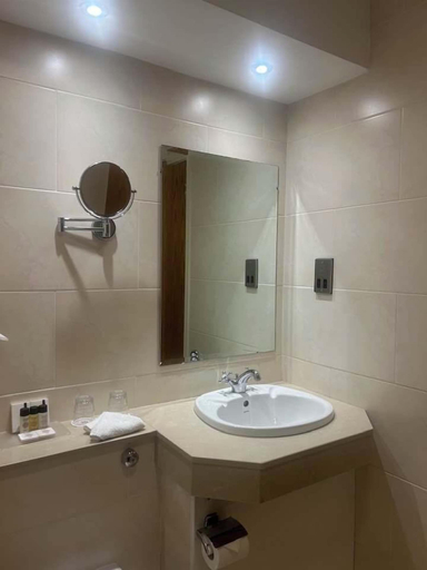 Bathroom 5, Temple Gate Hotel