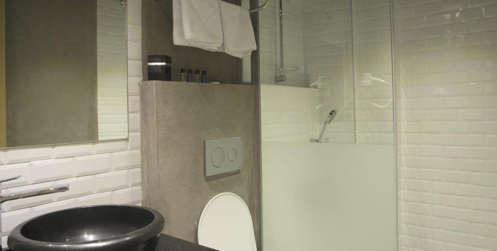 Bathroom 5, Redstone Hotel, Kadıköy