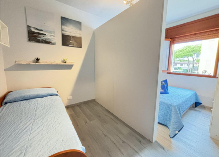 Bedroom 3, Luminous Apartment in Lido dei Pini, Venezia