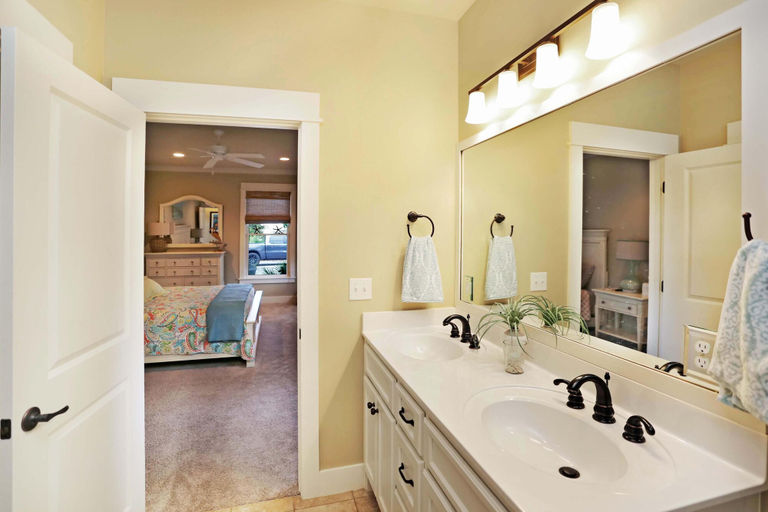 Bathroom 4, Four Winds Cottage, Gulf