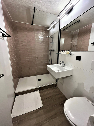 Bathroom 4, Kyriad Vitrolles - Marseille Aeroport, Bouches-du-Rhône