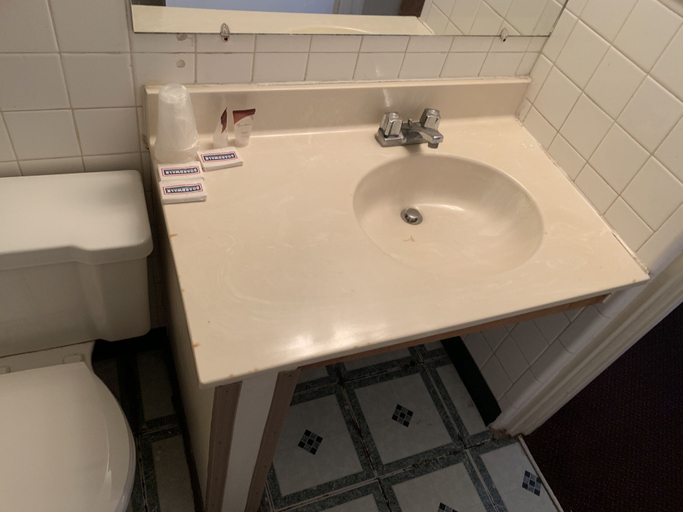 Bathroom 4, Travelers Inn, Lowndes