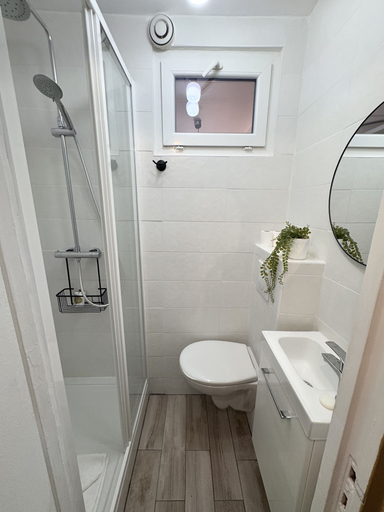 Bathroom 5, Le Village Montmartre by Hiphophostels, Paris