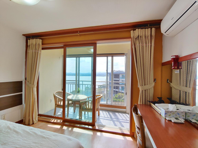 Bedroom 2, Bomulseom Pension, Seogwipo