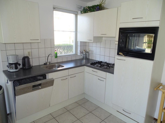 Private kitchen, Bungalow in Breskens Near Beach and Lighthouse, Sluis