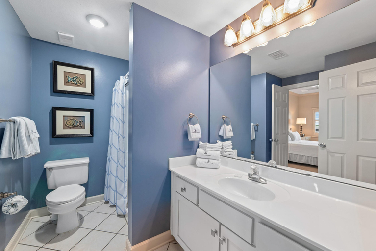 Bathroom 3, Enclave 506, Baldwin