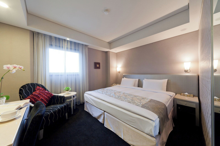 Bedroom 3, Harbor View Hotel, Keelung
