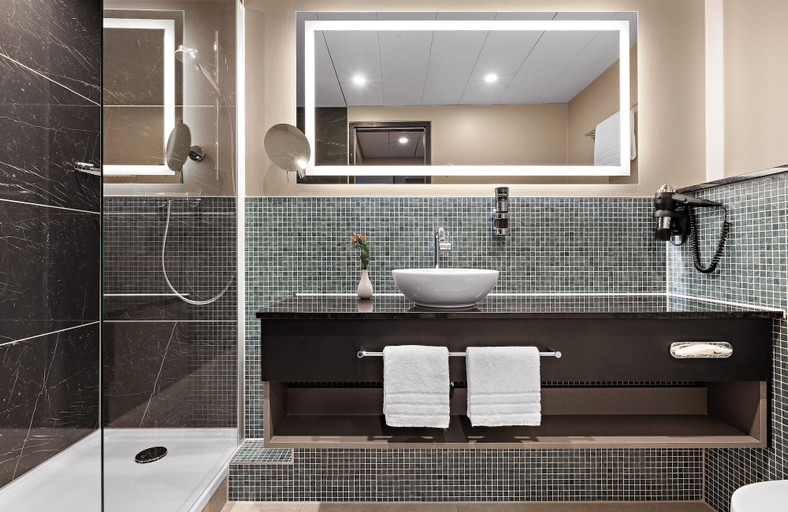 Bathroom 5, Leonardo Royal Hotel Frankfurt, Frankfurt am Main