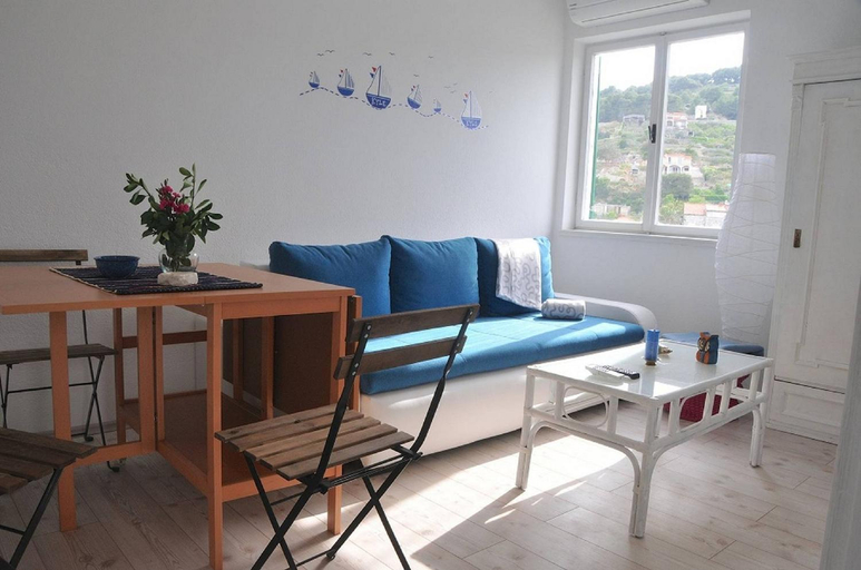 Others 3, Apartment Stomorska, Šolta