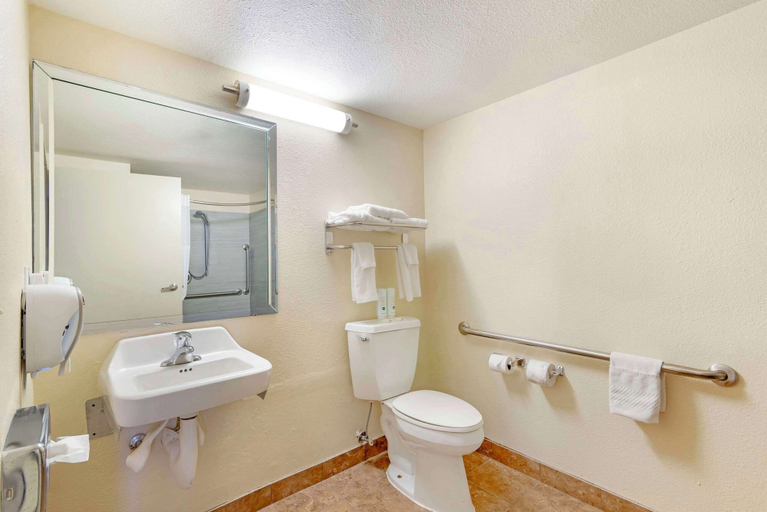Bathroom 4, Quality Inn Valley - West Point, Chambers