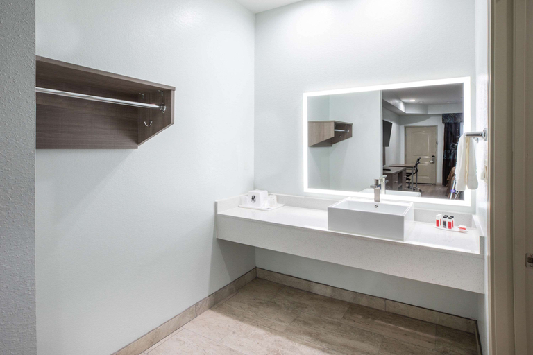 Bathroom 4, Super 8 by Wyndham Humble/Fallcreek/Houston, Houston