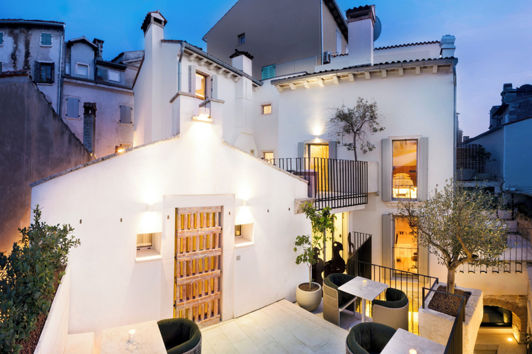 Exterior & Views
