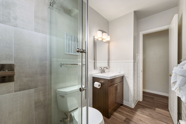 Bathroom, Butterscotch Suite Old Town Stay with Sunny Style, Larimer