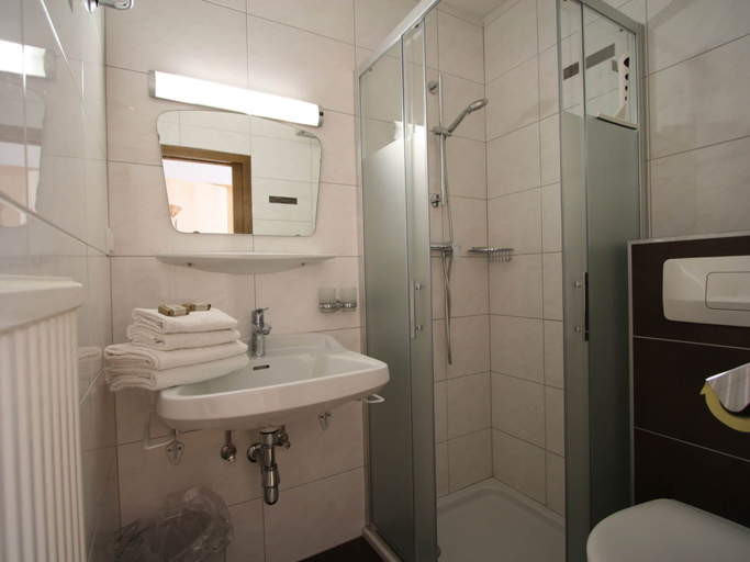 Bathroom 3, Apartment in Lungau Near Ski Bus and Forest, Tamsweg