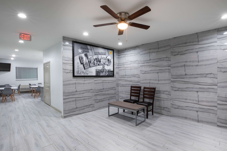 Public Area 2, Super 8 by Wyndham Humble/Fallcreek/Houston, Houston