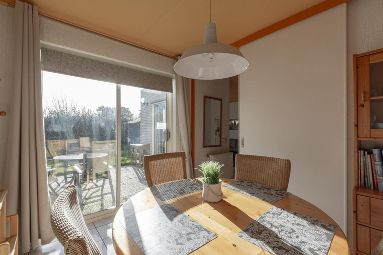 Dining 2, Cozy Holiday Home With Terrace, Zijpe