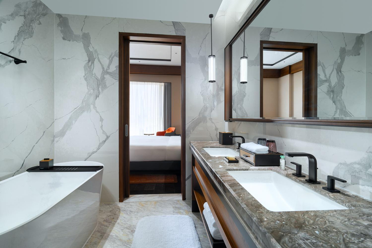 Bathroom 5, Grand Barony Hotel Jinan CBD 济南君廷酒店, Jinan