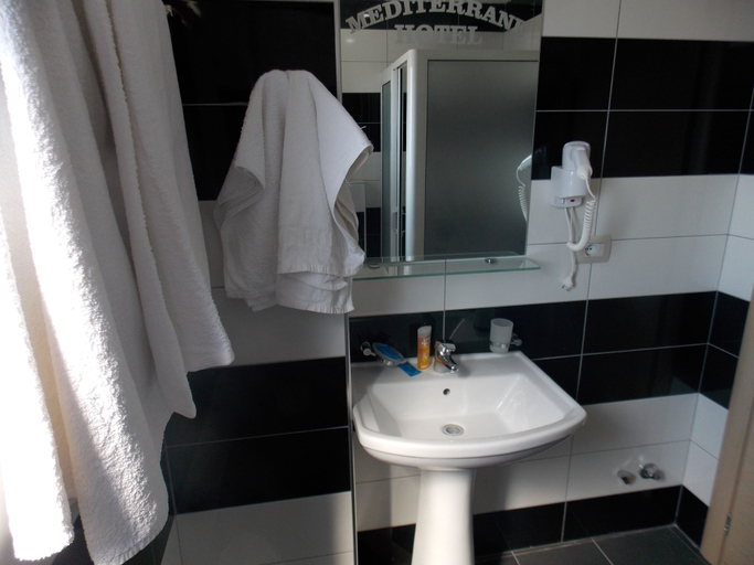 Bathroom 5, Hotel Mediterrane, Sarandës
