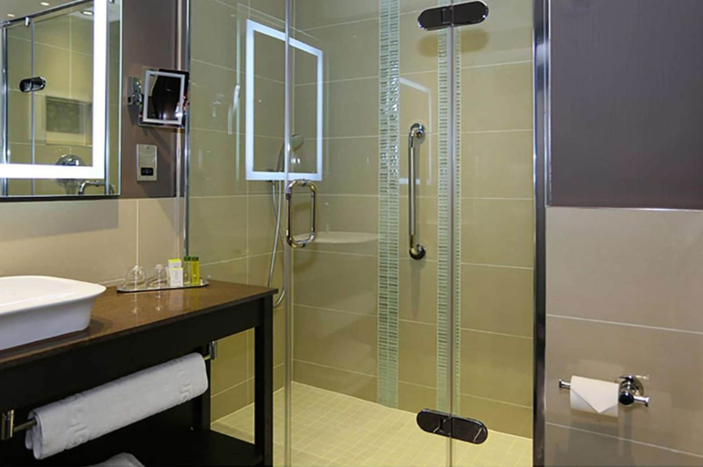 Bathroom 3, Doubletree By Hilton Hotel Nottingham Gateway, Nottingham