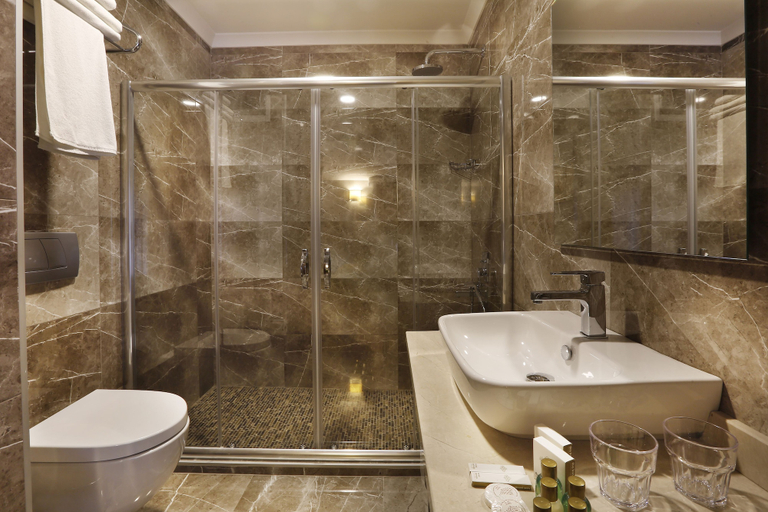 Bathroom 5, The White Orient Hotel, Beyoğlu