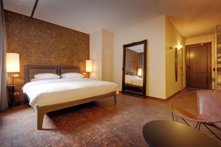 Bedroom 3, Hotel V Nesplein, Amsterdam