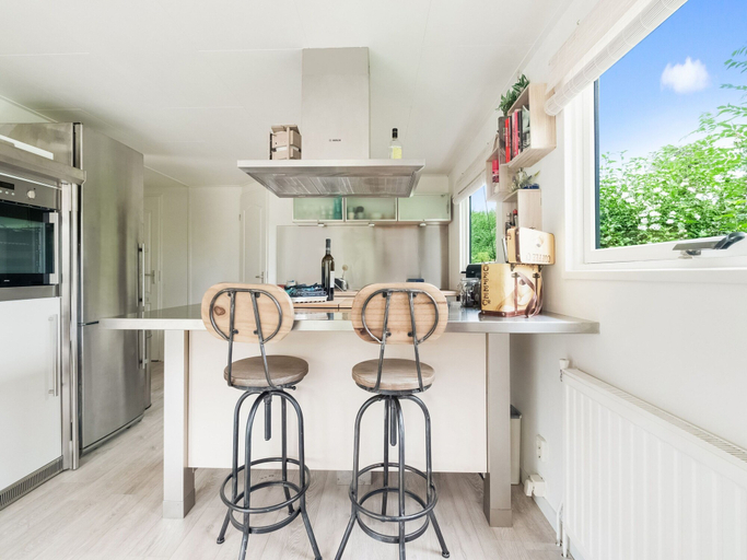 Dining 4, Idyllic Holiday Home in Ooltgensplaat Near Centre, Oostflakkee