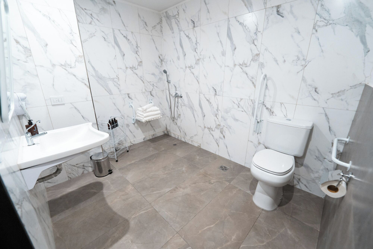 Bathroom 4, Mérit Parque Leloir by Amérian, Morón