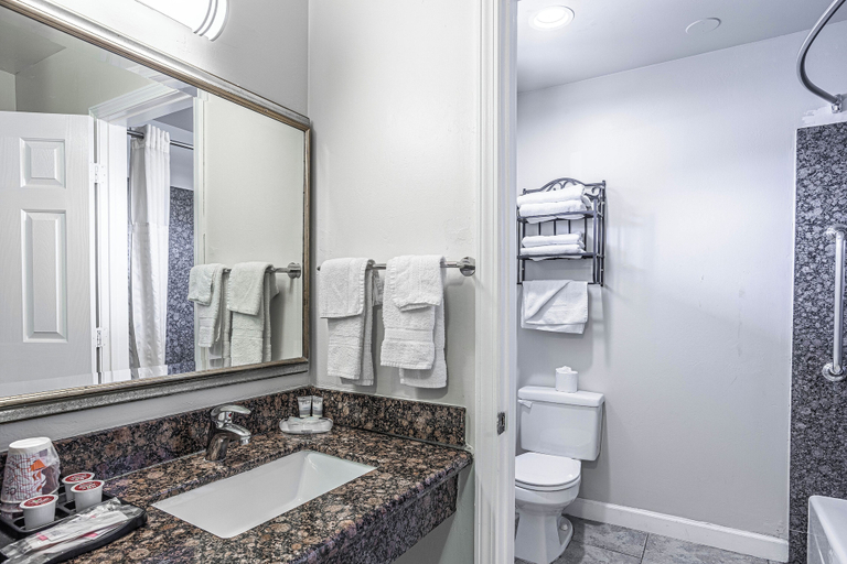 Bathroom 4, ALOHA INN Arroyo Grande, San Luis Obispo