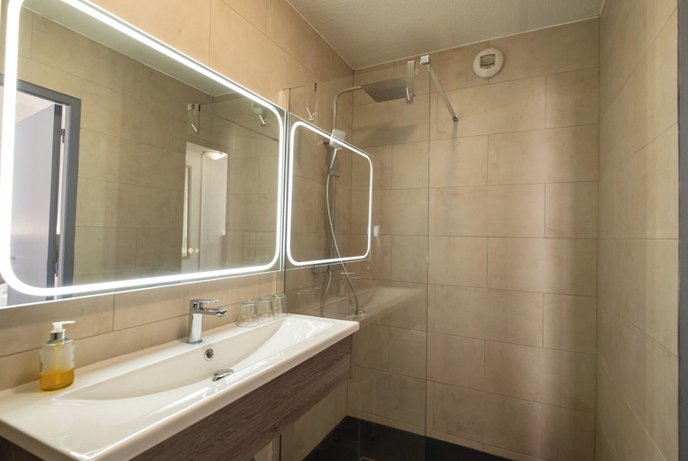 Bathroom 4, Hotel Tambourin, Marne