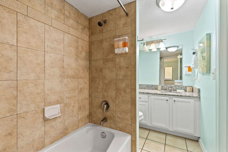 Room 5, Oceanfront Penthouse Pool Hot Tub Beach Access, Volusia
