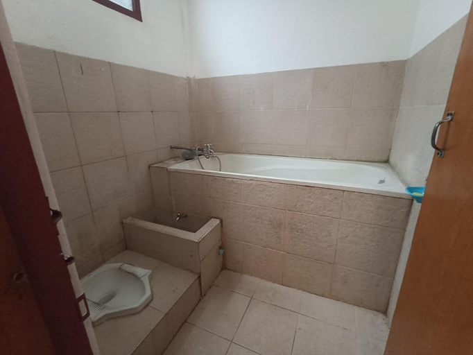 Bathroom 16