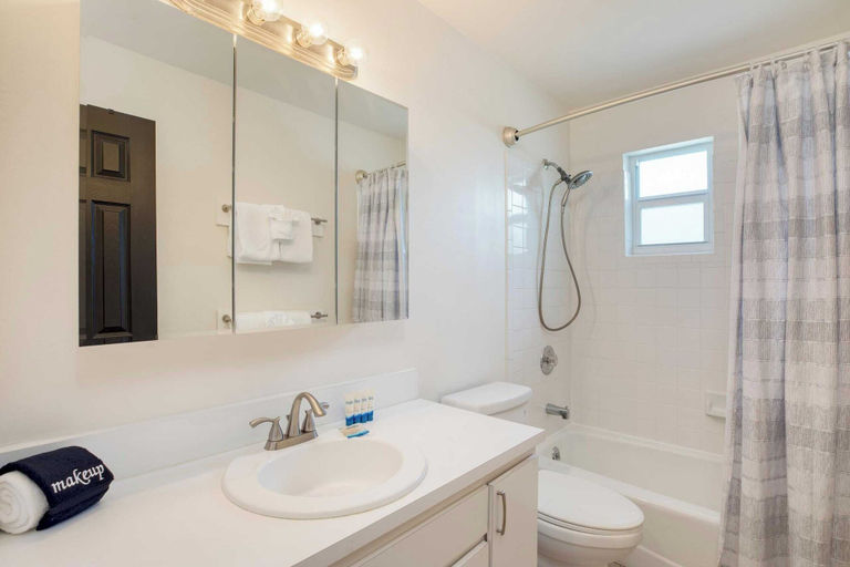 Bathroom 4, Sea Glass Secrets by Avantstay 3 Mins to Beach, Monroe